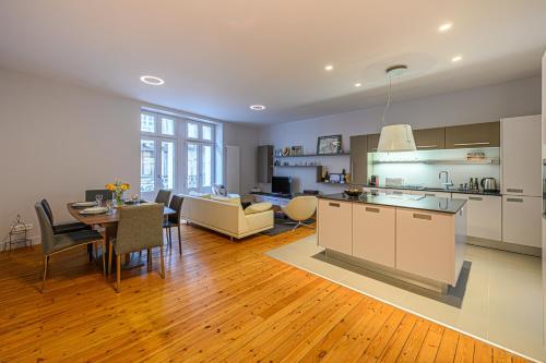 une cuisine et un salon avec une table, une cuisine et une salle à manger dans l'établissement Le Patio - Bel Appartement de caractère hypercentre de Vannes, à Vannes