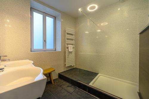 W łazience znajduje się wanna, umywalka i prysznic. w obiekcie Le Patio - Bel Appartement de caractère hypercentre de Vannes w mieście Vannes
