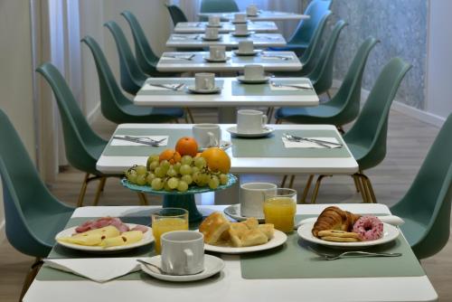 een lange rij tafels met borden met voedsel erop bij Hotel Bel Sit in Alassio