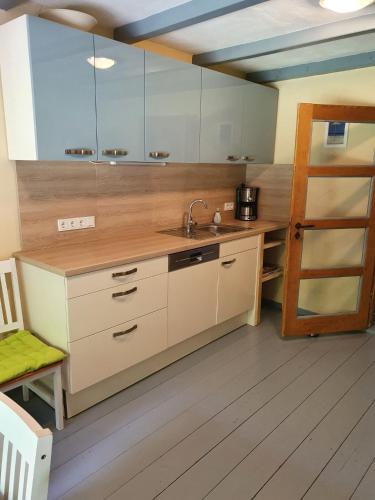 een keuken met een wastafel en een aanrecht bij Ferienhaus Auszeit am Dollart 25195 in Bunde