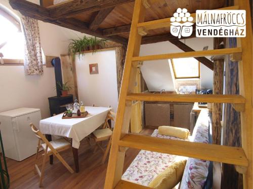 Habitación con escritorio y litera en Málnafröccs Vendégház Nagymaros en Nagymaros