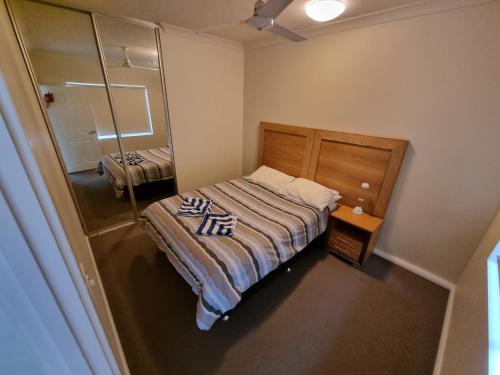 Кровать или кровати в номере Seafront Unit 61