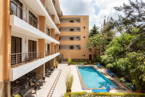 zewnętrzny widok na budynek z basenem w obiekcie Lenana Suites w mieście Nairobi