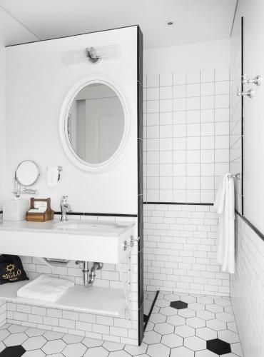 Un baño de Siglo Hotel by Keahotels