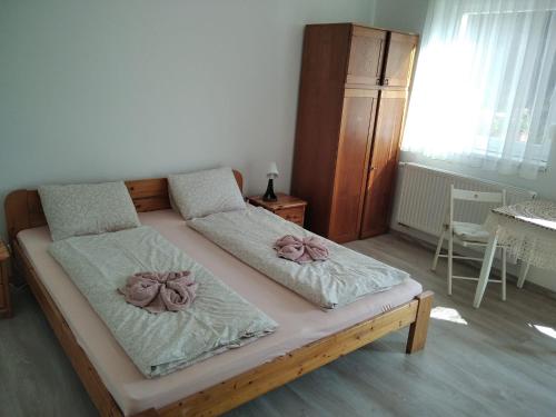 Un dormitorio con una cama con dos arcos. en EszE Vendégszoba, en Tata