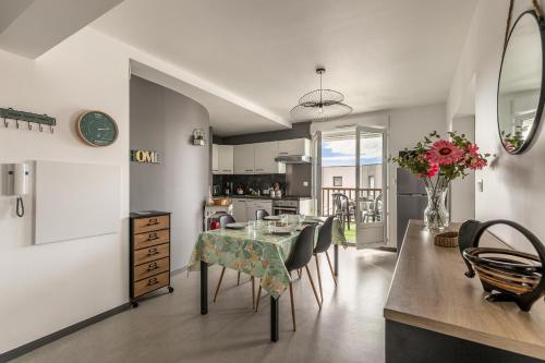 une cuisine et une salle à manger avec une table et des chaises dans l'établissement Saint Gilles - Appart 4 personnes - 600m des quais, à Saint-Gilles-Croix-de-Vie