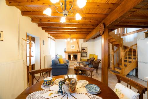 sala de estar con techo de madera y mesa en Chrysanthe [ Portaria ] Traditional Pelion House, en Portaria