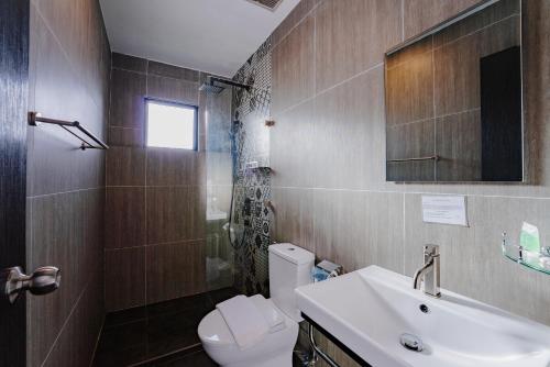 une salle de bain avec toilettes, lavabo et douche dans l'établissement Mountain Valley Resort, à Kampong Kundassan