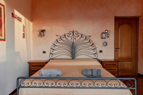 a bedroom with a bed with two towels on it at LA CASA DEI NONNI in Lerici