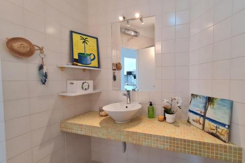 een badkamer met een wastafel en een spiegel bij Sunny Apart W Balcony in Algarve by LovelyStay in Ferragudo
