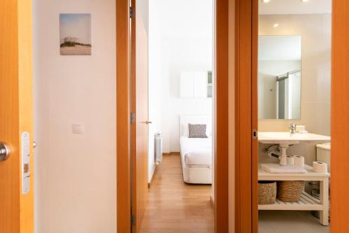 La salle de bains est pourvue d'un lavabo et d'un miroir. dans l'établissement AB North Barcelona Apartments, à Barcelone