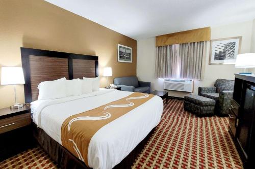 een hotelkamer met een groot bed en een stoel bij Quality Inn & Suites Marion in Marion