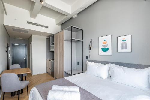 Letto o letti in una camera di One Thibault Hotel by ITC Hospitality