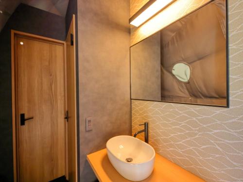 łazienka z umywalką na blacie w obiekcie Mt,Fuji Glamping Terrace Minenohana - Vacation STAY 35720v w mieście Oishi