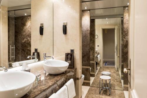 a bathroom with two sinks and a large mirror at Wellington Hotel & Spa Madrid in Madrid