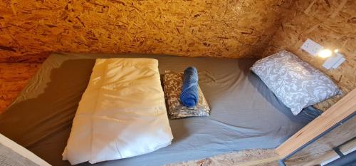 Bee Hostel Paphosにあるベッド