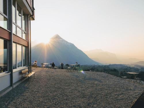 a building with a view of a mountain at Auszeit-Hotel Z Aeschiried in Aeschi