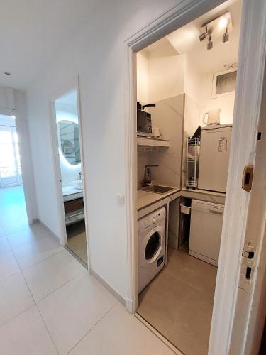 - une cuisine avec lave-linge et sèche-linge dans la chambre dans l'établissement Cannes Croisette - Studio Palais Miramar - Across the Beach - Next to Carlton Hotel, à Cannes