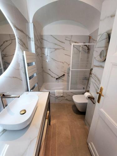 une salle de bain blanche avec un lavabo et des toilettes dans l'établissement Cannes Croisette - Studio Palais Miramar - Across the Beach - Next to Carlton Hotel, à Cannes