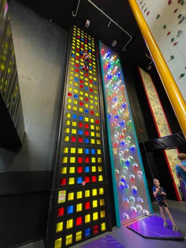 a woman standing in front of an arcade game at "Altes Haus" am Kurpark in den Bergen in Zorge