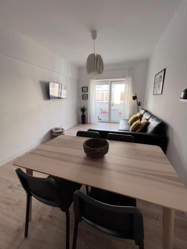 a living room with a table and a couch at Teodósio - Ar condicionado-Perto Praias - Zona Central in Setúbal