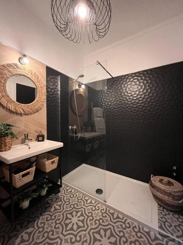 a bathroom with a shower and a sink and a mirror at Teodósio - Ar condicionado-Perto Praias - Zona Central in Setúbal