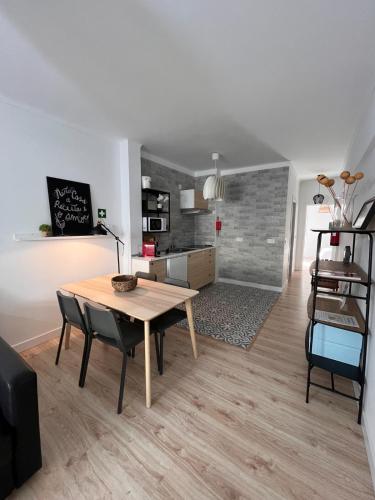 a kitchen and dining room with a table and chairs at Teodósio - Ar condicionado-Perto Praias - Zona Central in Setúbal