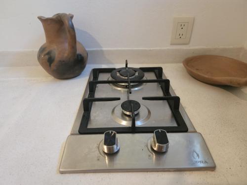 a stove top oven sitting on top of a counter at Alojamiento Brisas Inter Starlink in Brisas de Zicatela