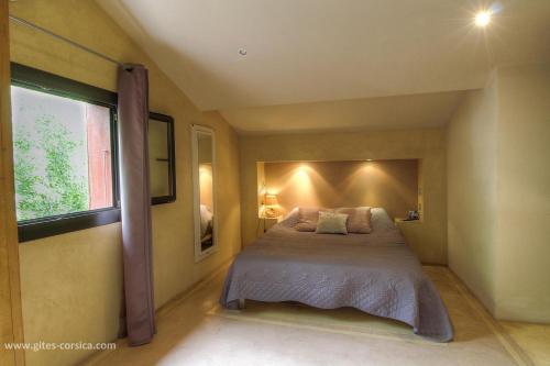 a bedroom with a bed and a window at Chambre d'hôtes couvent d'Alando in Alando