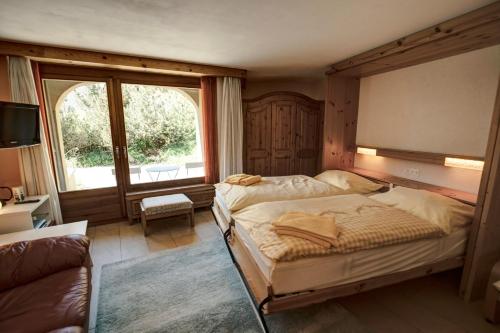 Postel nebo postele na pokoji v ubytování Chesa Munteratsch 1-Zimmerwohnung 310 Typ B
