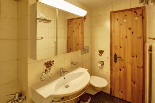 Koupelna v ubytování Chesa Munteratsch 1 1 2-Zimmerwohnung 409 Typ C