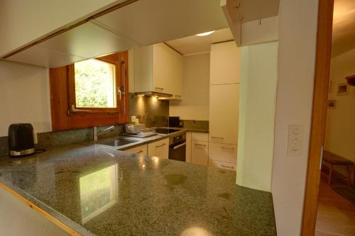eine Küche mit einer großen Marmoroberfläche in der Unterkunft Chesa Munteratsch 2-Zimmerwohnung 410 Typ E in Silvaplana