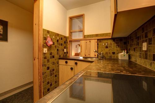 eine Küche mit einer Spüle und einer Arbeitsplatte in der Unterkunft Chesa Munteratsch 1 1 2-Zimmerwohnung 509 Typ D in Silvaplana