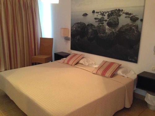 een slaapkamer met een bed met 2 kussens erop bij Chijere Faro del Inglés in Valle Gran Rey