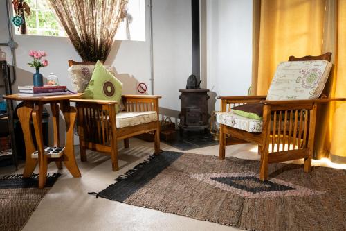 sala de estar con sillas, mesa y fogones en Honeysuckle Clarens en Clarens
