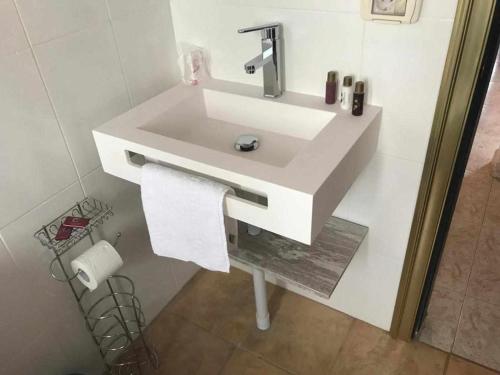 lavabo blanco en el baño con toalla en Chijere San Sebastián, en San Sebastián de la Gomera