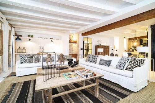 een woonkamer met twee witte banken en een tafel bij Valencia Luxury - Boutique El Carmen in Valencia
