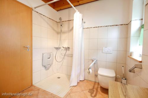 La salle de bains est pourvue d'une douche, de toilettes et d'un lavabo. dans l'établissement Sonnige Ferienwohnung, Rollstuhlgerecht, Hunde willkommen, à Isny im Allgäu