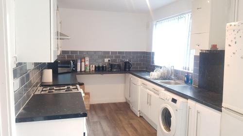 A kitchen or kitchenette at Double Bedroom In Withington, M20. 1 DB Bed, RM 1