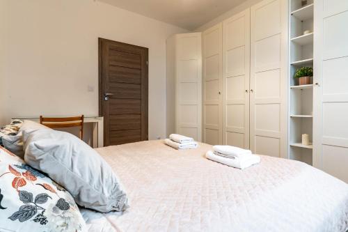 Postel nebo postele na pokoji v ubytování WrocApartments StarCenter - Parking Free