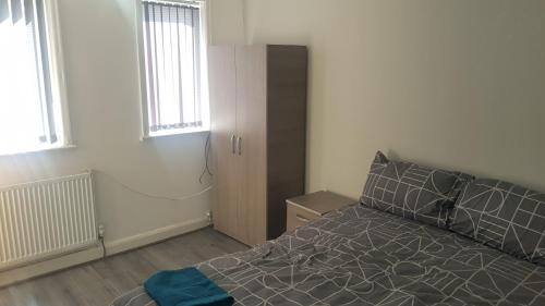 1 dormitorio con 1 cama y 2 ventanas en Double Bedroom In Withington, M20. 1 DB Bed, RM 1 en Mánchester