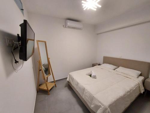 a bedroom with a bed and a television in it at Heaven Beach in Pásion