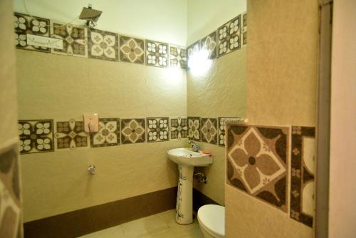 un bagno con lavandino e WC di Sneh Deep Guest House a Jaipur