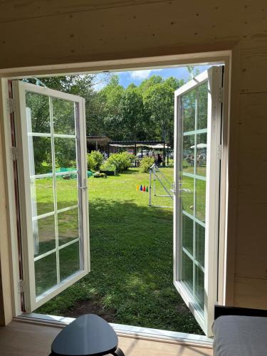 ウメオにあるEljest Bed & Breakfastの庭を望む開口窓