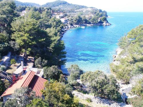- une vue sur un lac avec une maison et des arbres dans l'établissement Holiday House Danica, à Vela Luka