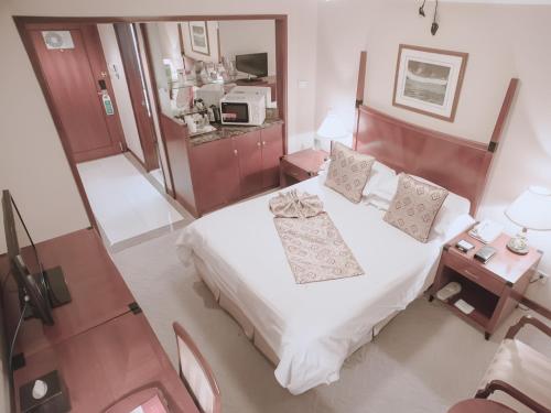 سرير أو أسرّة في غرفة في فندق شارمز شنغهاي