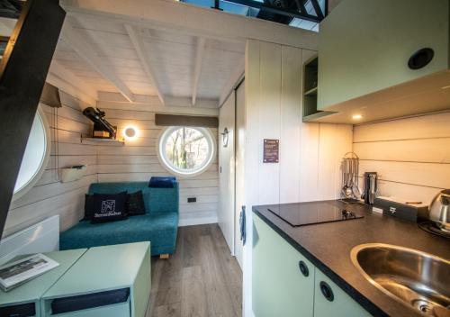 a kitchen and living room in a tiny house at Sterrenkubus in Lattrop