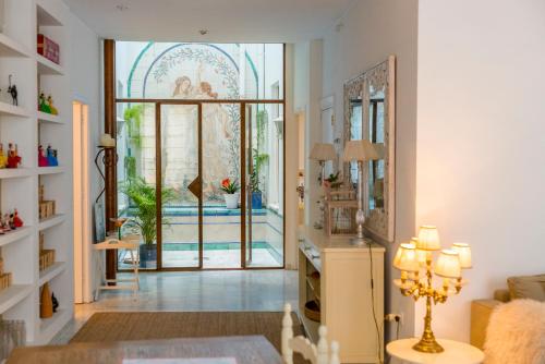 ein Wohnzimmer mit einer großen Glastür zu einer Terrasse in der Unterkunft Eva Recommends Gamazo in Sevilla
