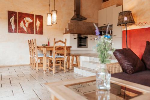 cocina y sala de estar con mesa y sillas en Eventbauernhof Wendelinshof 