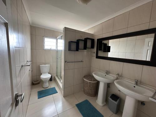 La salle de bains est pourvue d'un lavabo, de toilettes et d'un miroir. dans l'établissement Sandy Shores 3 Henties, à Henties Bay